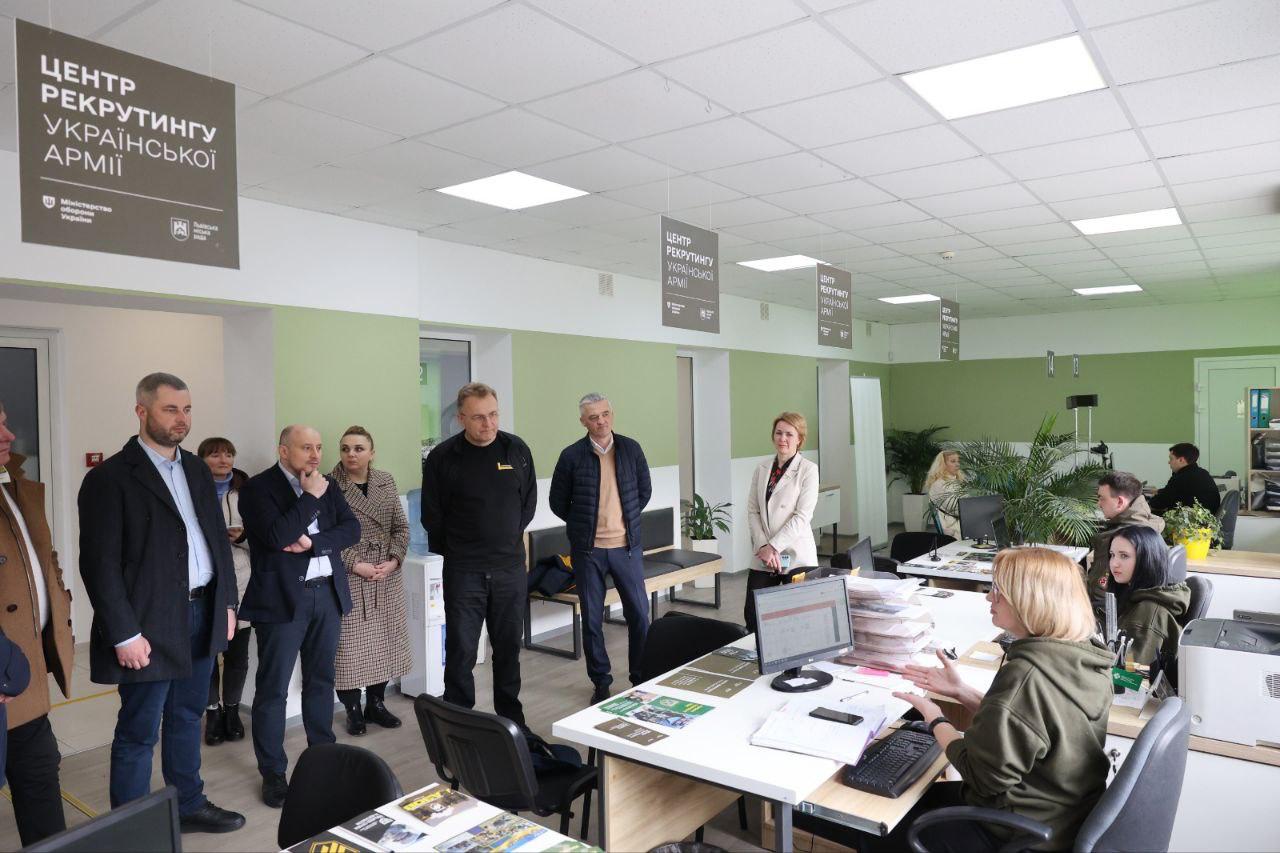 Очільники громад Львівщини ознайомилися із роботою Центру рекрутингу української армії у Львові