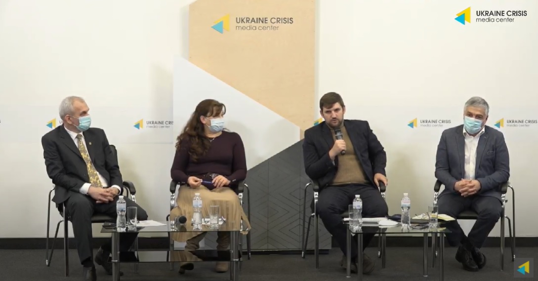 На думку медичних працівників, громади протидіють пандемії COVID-19 ефективніше, ніж центральна влада – підсумки дослідження АМУ